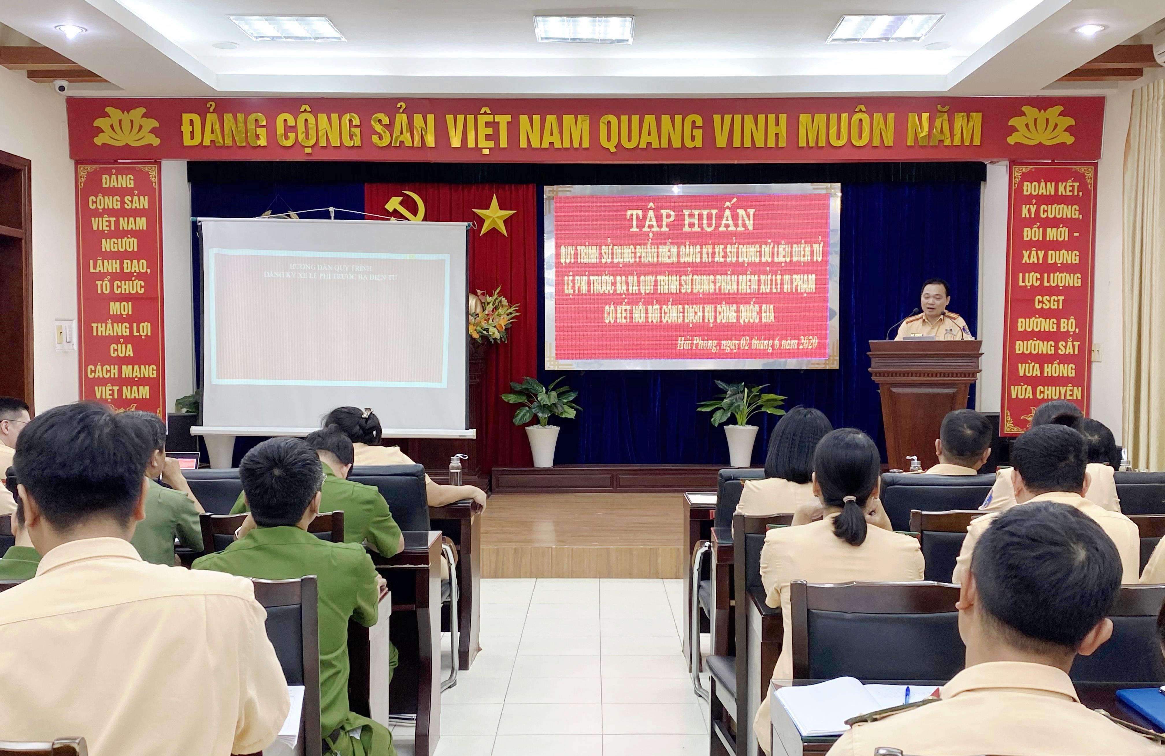 Cục Cảnh sát giao thông tập huấn tiện ích trên Cổng dịch vụ công Quốc gia cho ​​​​​​​ Công an TP Hải Phòng
